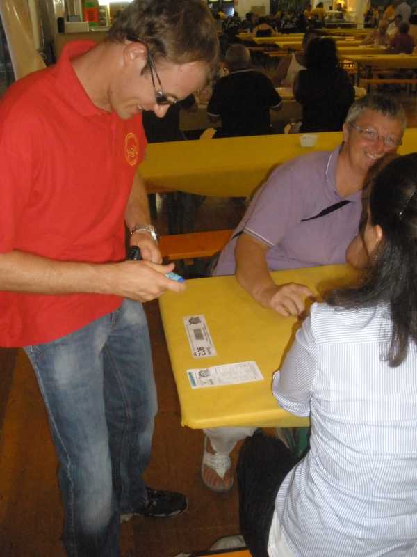 Il personale di servizio associa l'ordine al tavolo dando il via al servizio delle portate