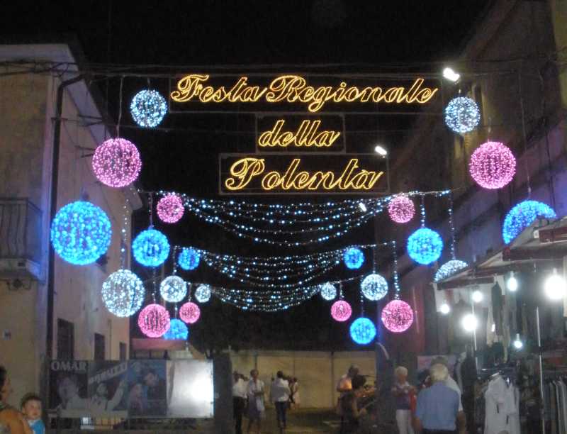 L'ingresso alla Festa regionale della Polenta. Le luminarie di Luminal Service (http://www.luminalservice.it)
